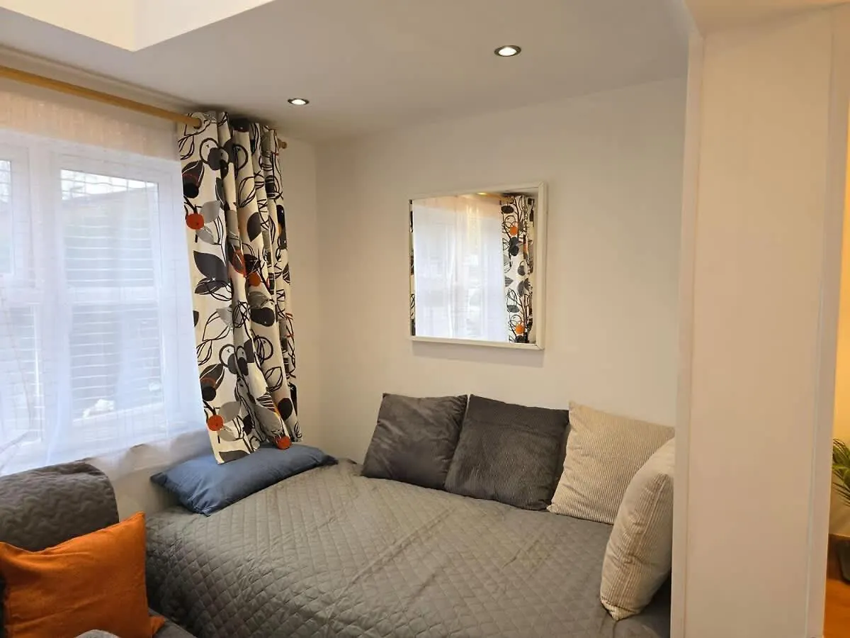 Spacious Apartment - 12 Minutes From Gatwick Ifield