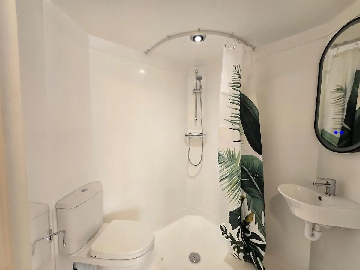 Spacious Apartment - 12 Minutes From Gatwick Ifield 0*,