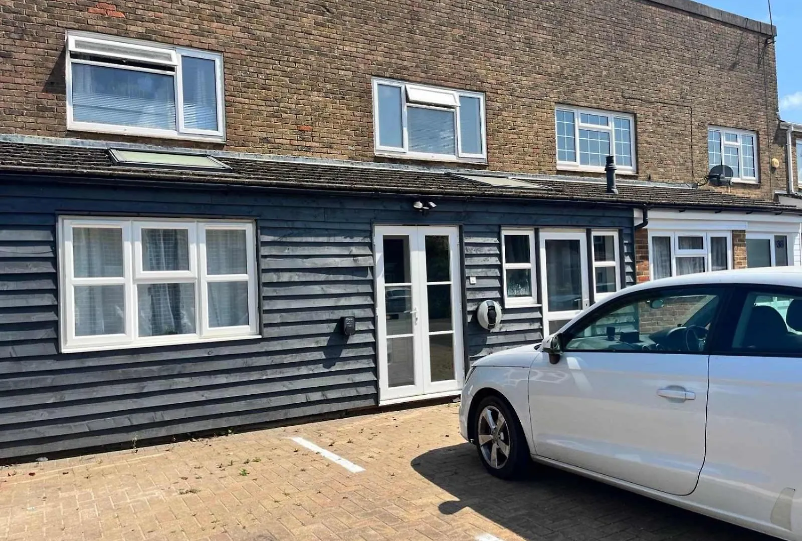 Spacious Apartment - 12 Minutes From Gatwick Ifield 0*,  United Kingdom